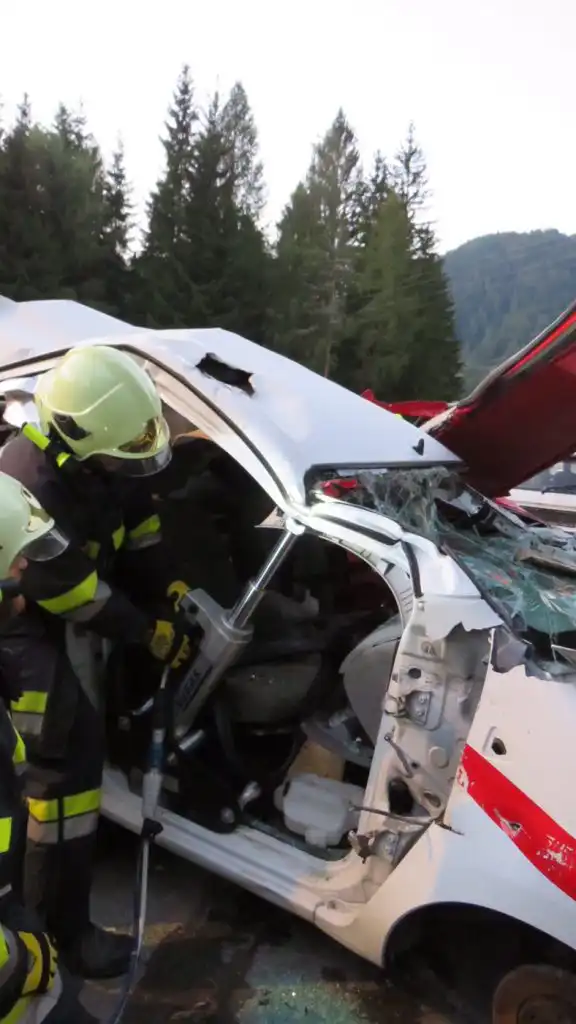 Übung mit Hydraulischen Rettungsgerät Feuerwehr Patergassen und Ebene Reichenau...