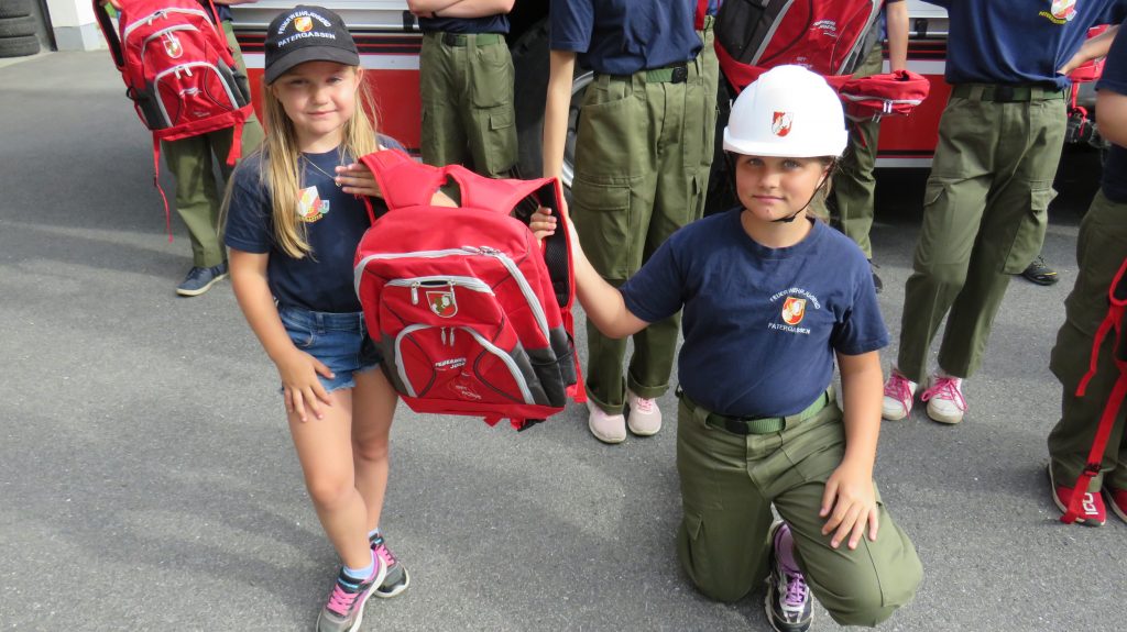 Übergabe der Helme und Rucksäcke der Feuerwehrjugend