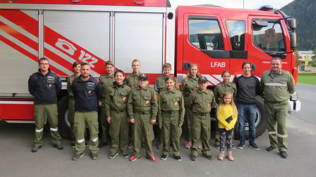 Kurzbesuch von Slalom Vizeweltmeister Adrian Pertl am 16.10.2021 bei der Jugendfeuerwehr Patergassen