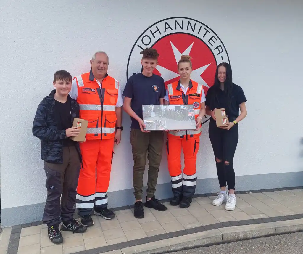 Geschenkübergabe bei der Johanniter Unfallhilfe
