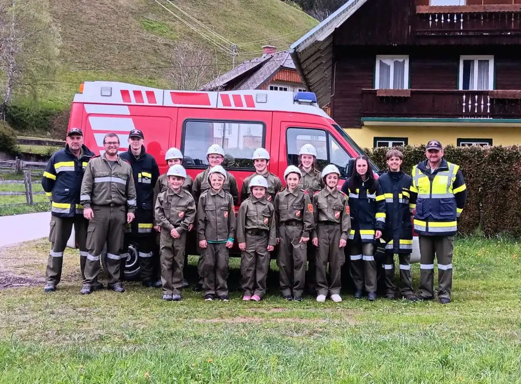 Üben für den Bezirksbewerb der Feuerwehrjugend des Bezirkes Feldkirchen in Patergassen