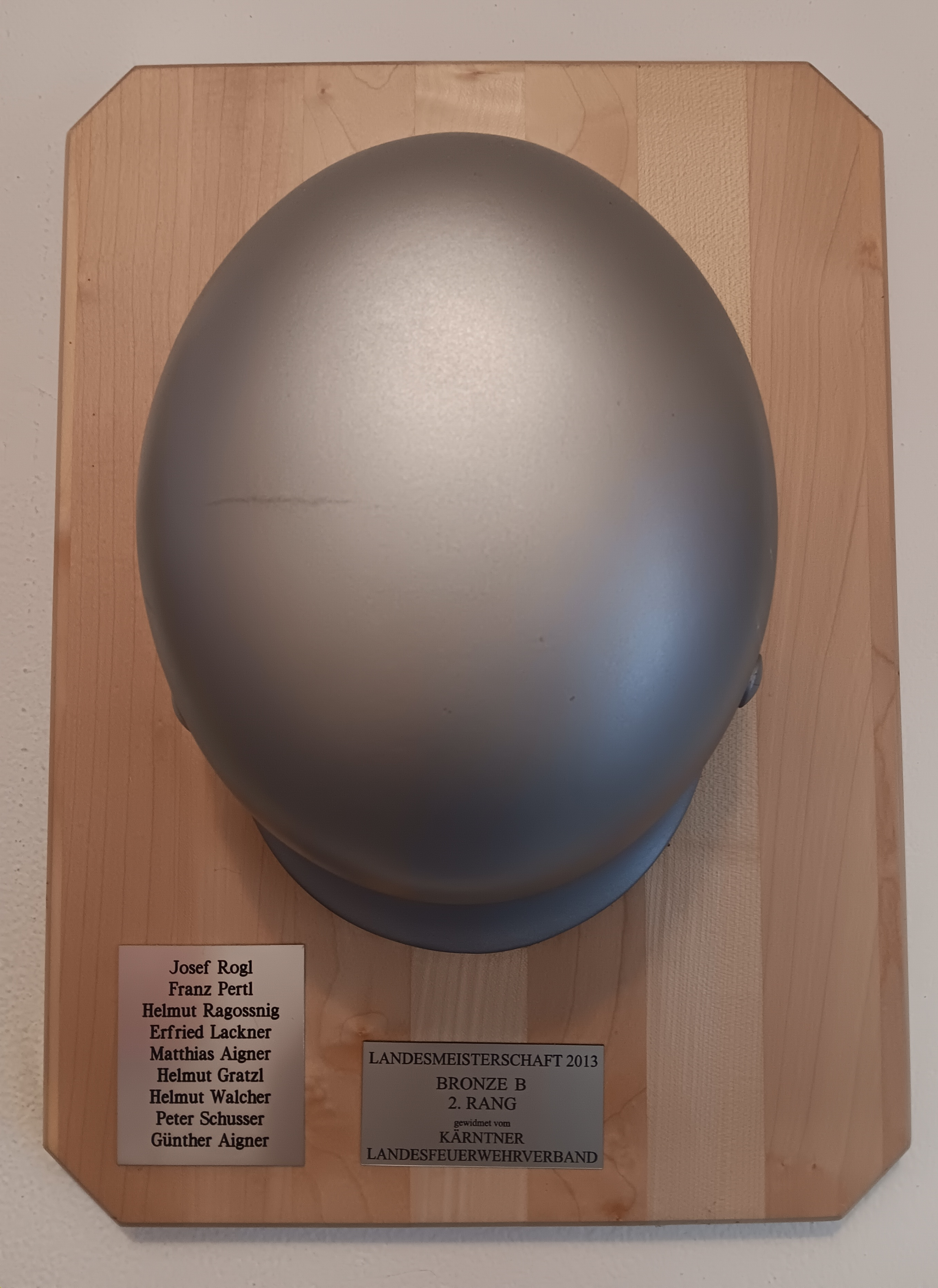 Silbener Helm