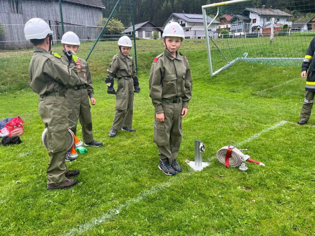 Trainieren für die Bezirksmeisterschaften der Feuerwehrjugend Feldkirchen